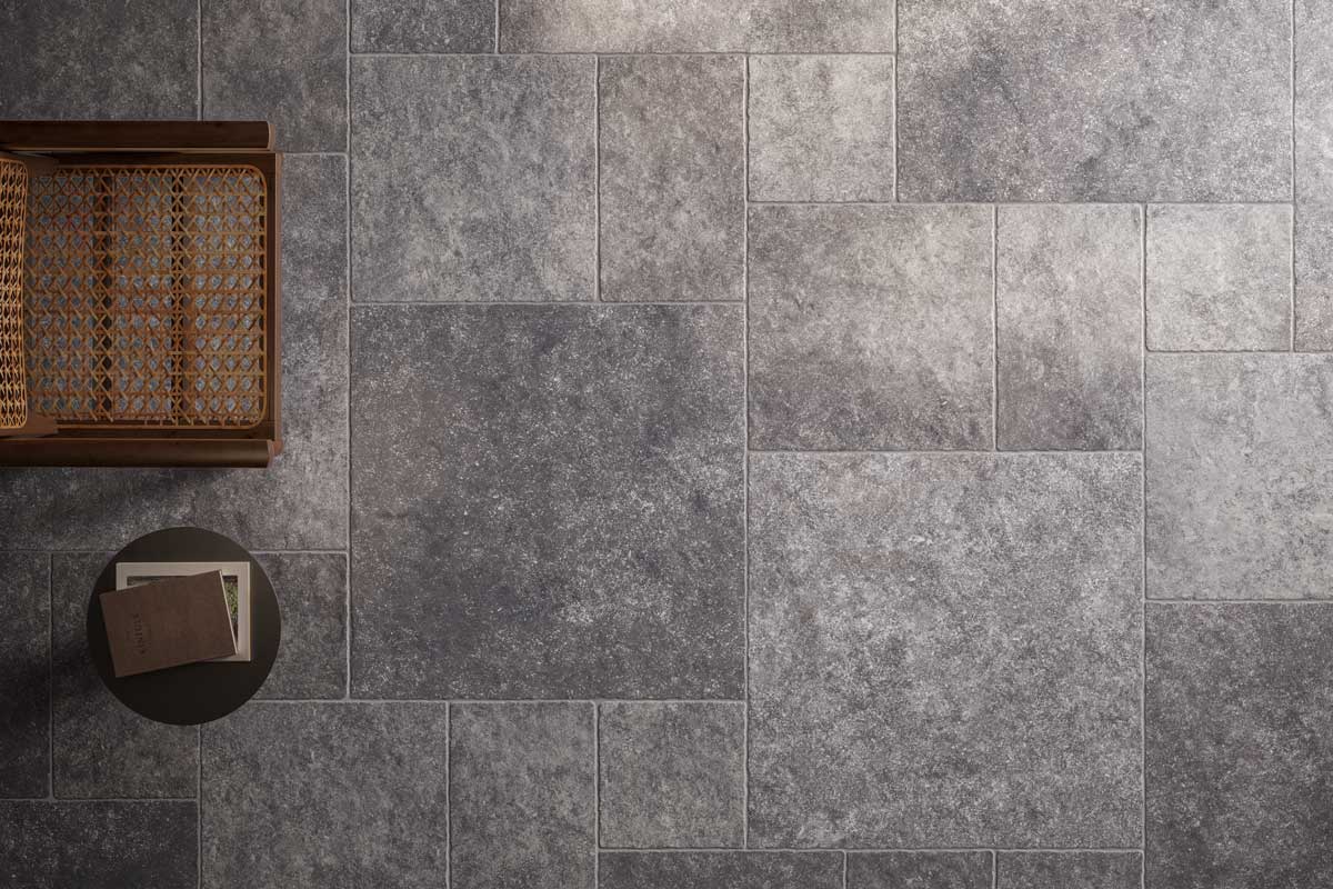 Pierre Bleu Noir Marke Ermes 800 x 800 x 9 mm, gealtert mit gewölbten Kanten