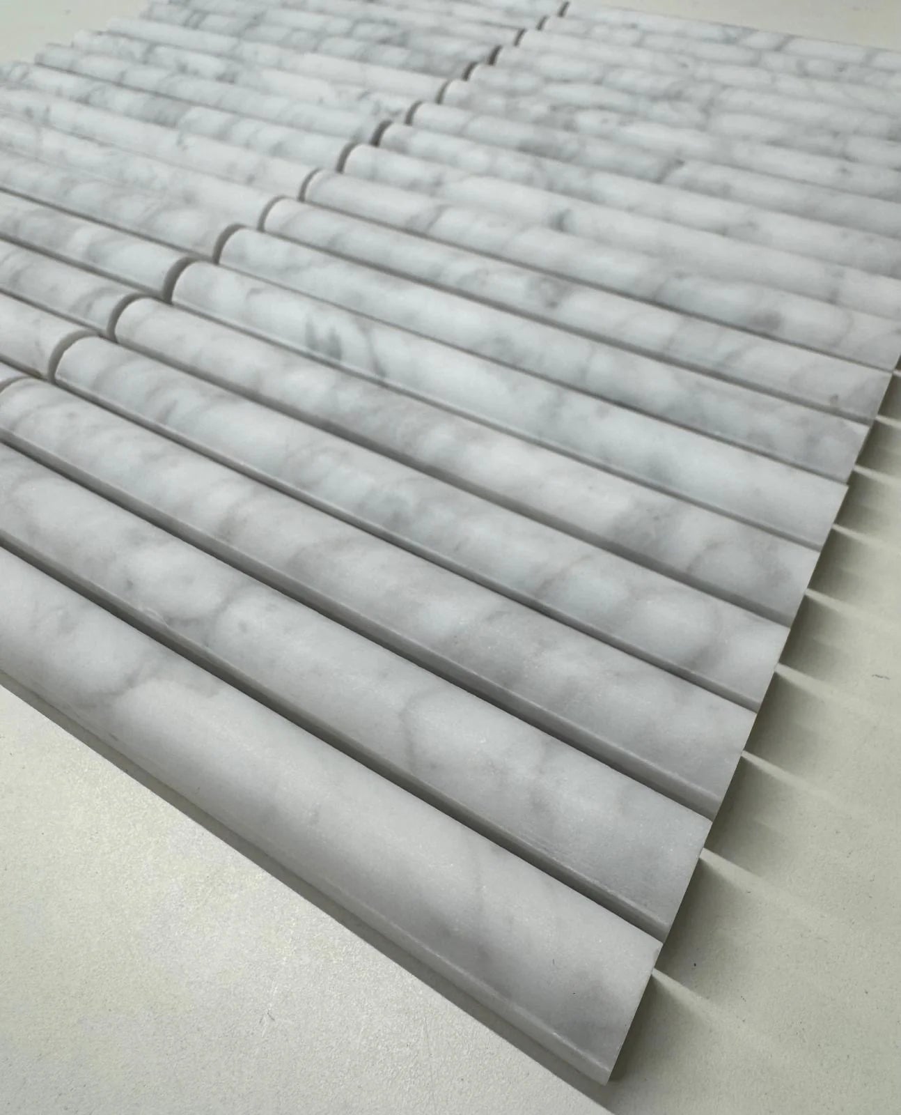 Bausatz Katze Kreta Bullennase Bianco Carrara Mosaik 151x30x15mm
