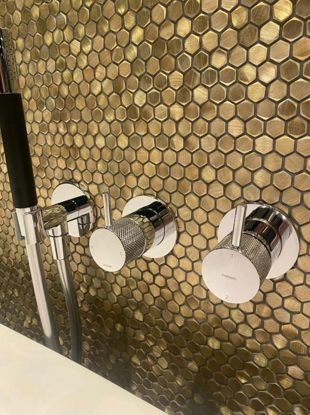 Mosaik Sechseck Koloniale Schwerkraft Gold 10mm auf Matte
