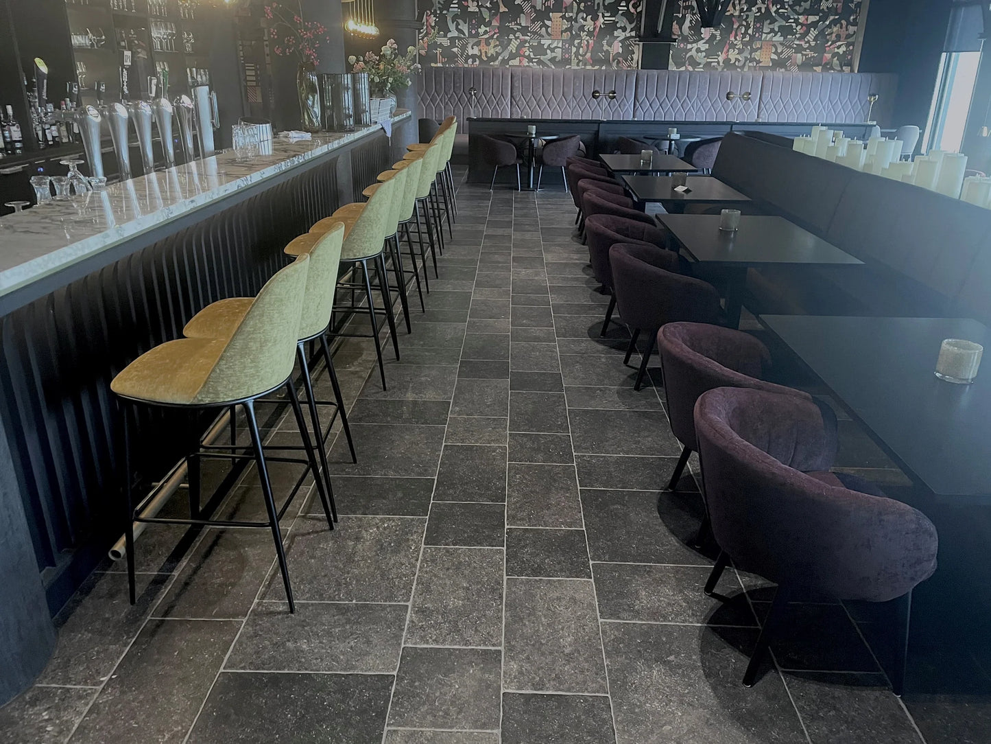 Pierre Bleu Noir Marke Ermes 800 x 800 x 9 mm, gealtert mit gewölbten Kanten
